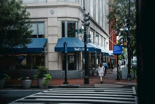 城市街道旁的商铺与行人