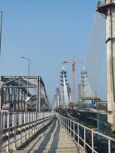 建设中的桥梁施工现场