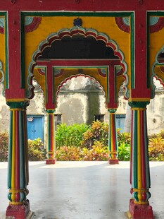  度风格彩色拱门建筑