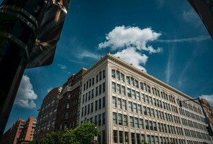 城市中高耸的现代建筑