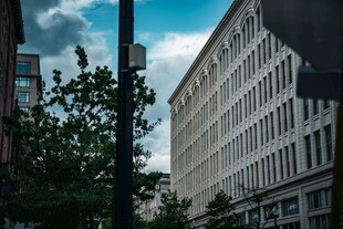 城市街道旁的高楼景象