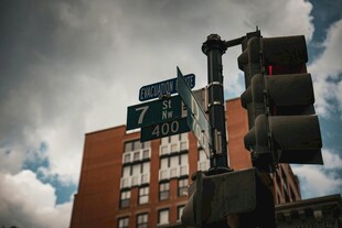 城市中红绿灯与建筑景观