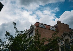 红砖建筑与蓝天白云绿树