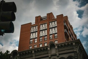 红砖建筑与 沉天空