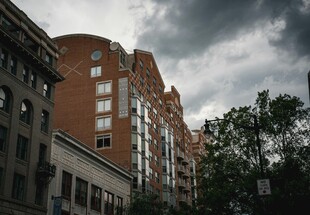 城市中红砖建筑与 沉天空