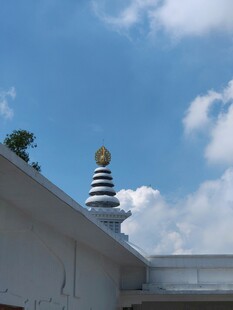 屋顶上的独特塔状建筑