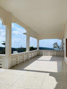 宽敞露台享开阔户外景致