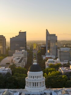 城市天际线与古典建筑
