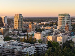 城市天际线的黄昏美景