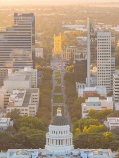 城市天际线与古典建筑景观