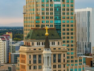 古典与现代建筑相映成趣