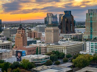 城市黄昏天际线壮丽景观
