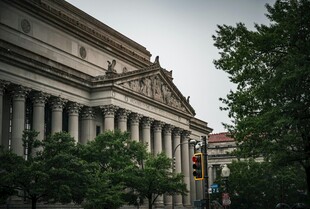 古典风格的宏伟建筑外观