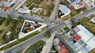 俯瞰城市交叉路口景象