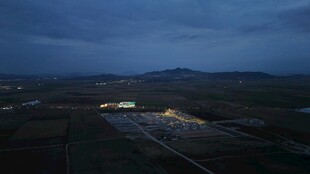 夜幕下的开阔场地景观