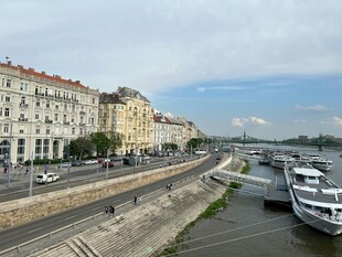 河畔城市风光 船只停泊
