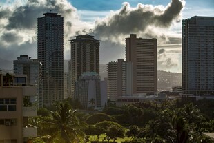 城市天际线与云层景观