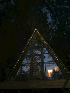 夜晚三角屋的温馨灯光