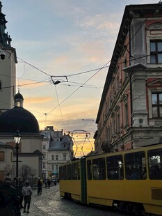 黄昏下的城市有轨电车景象