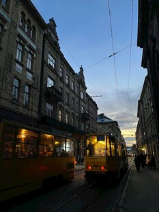 城市街道上的复古有轨电车