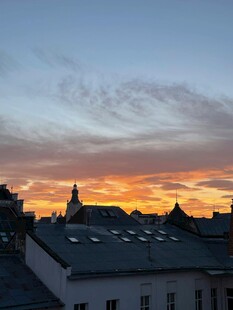 城市屋顶上的绚烂日落