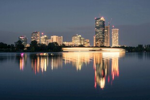 湖畔城市夜景璀璨倒影