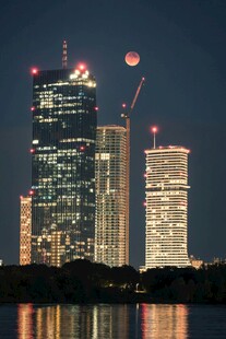 城市夜景中的璀璨摩天大楼