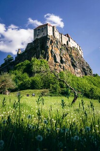 山丘上的古老城堡