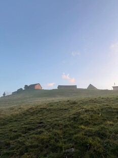 草原上的房屋与蓝天
