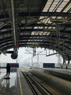 空旷火车站台场景