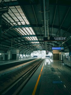 空旷地铁站内的轨道场景