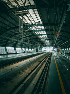 空旷地铁站内的轨道景象