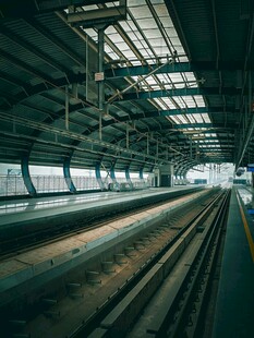 空旷的地铁轨道场景