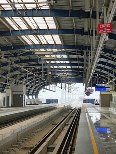 现代化空旷的铁路站台场景