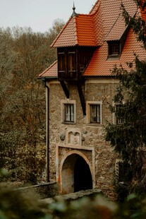 古老石砌建筑 红顶显韵味