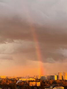 城市上空的绚丽彩虹