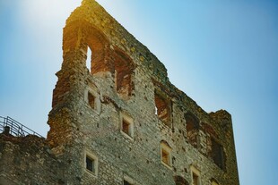 古老城堡在阳光下的残垣