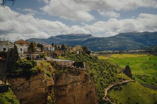 悬崖边城镇风景如画