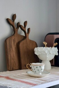 复古风木质砧板与精致茶具