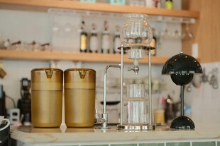 酒吧台的精致调酒器具