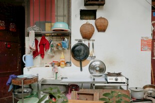 传统手工艺品店的多样物件