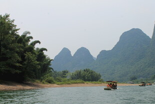 漓江山水间的悠然竹筏