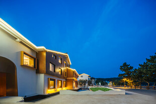 夜晚灯火通明的精美建筑