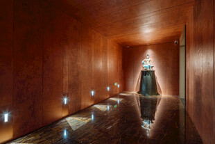 木质走廊的静谧光影