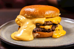 芝士爆浆双层牛肉汉堡