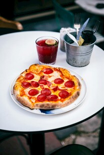 美味香肠披萨摆于桌前