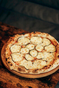 美味蔬菜披萨置于木盘上