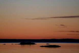 日落时分的静谧水面景色