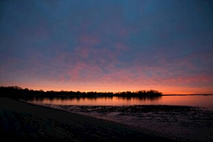 湖畔绝美日落晚霞景观