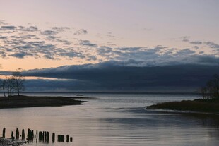 湖畔远山的黄昏美景